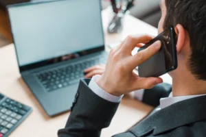 escritorio-de-oficina-con-ordenador-portatil-y-hombre-de-negocios